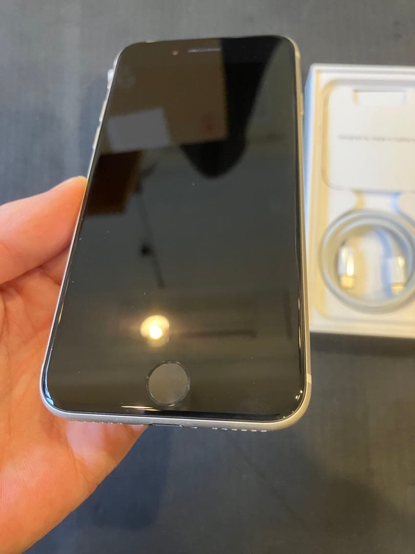 iPhone SE (3世代) ホワイト系SIMフリー美品ケーブル箱付