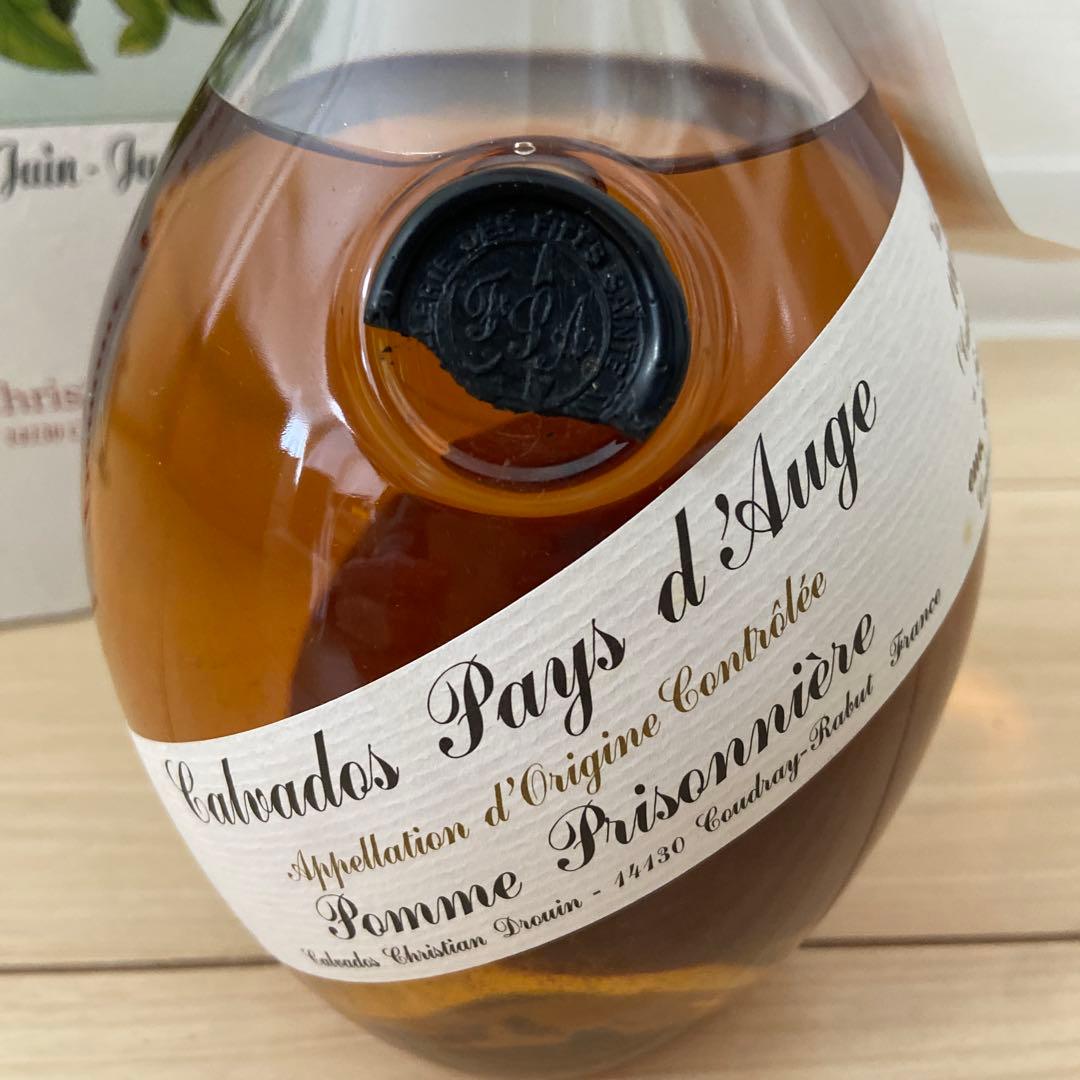 リンゴが丸ごと入ったカルヴァドス　クール・ド・リヨン　ポム・プリゾニエール