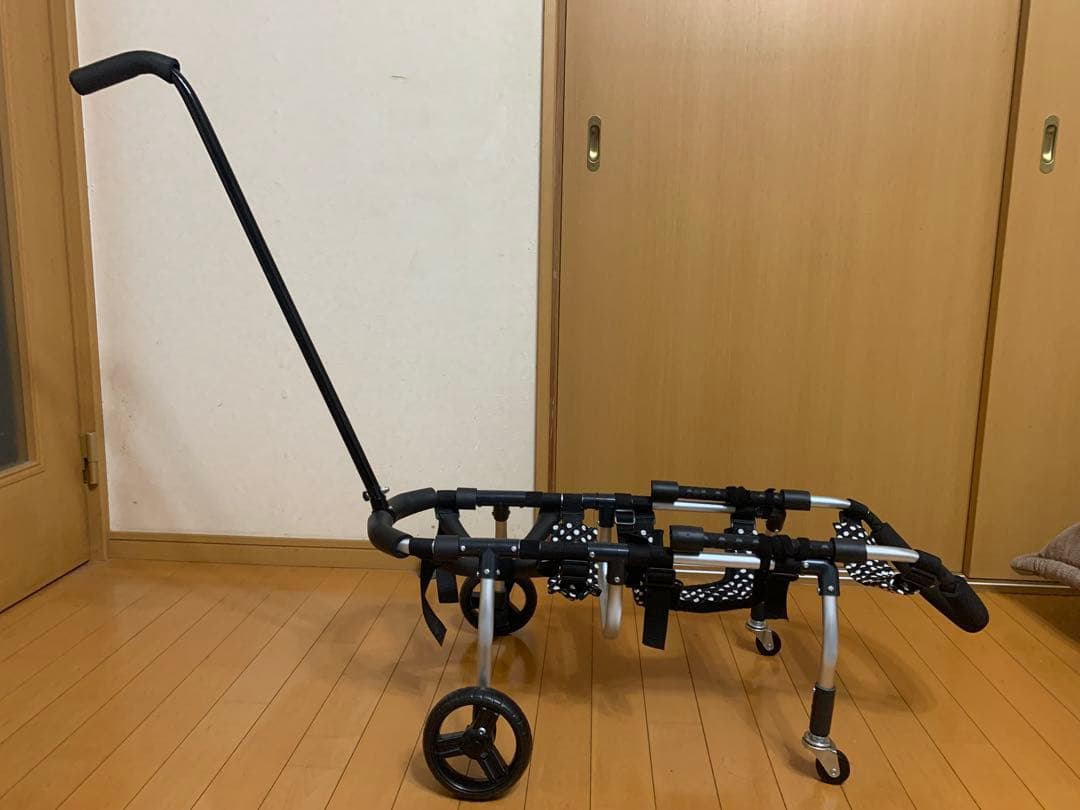 中型犬　4輪　犬用　車いす 歩行器　黒と白の水玉　手押し棒付　お食事　介護補助