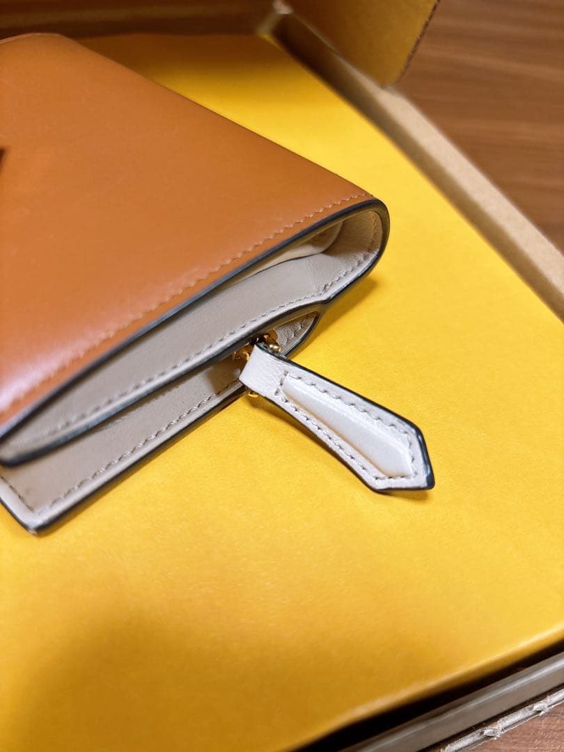 FENDI フェンディ　FFダイヤモンド　ブラウン＆カメリア　レザー 折り財布