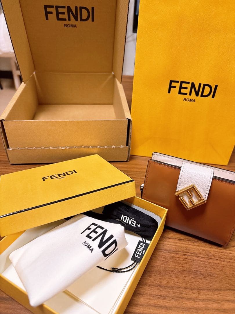 FENDI フェンディ　FFダイヤモンド　ブラウン＆カメリア　レザー 折り財布
