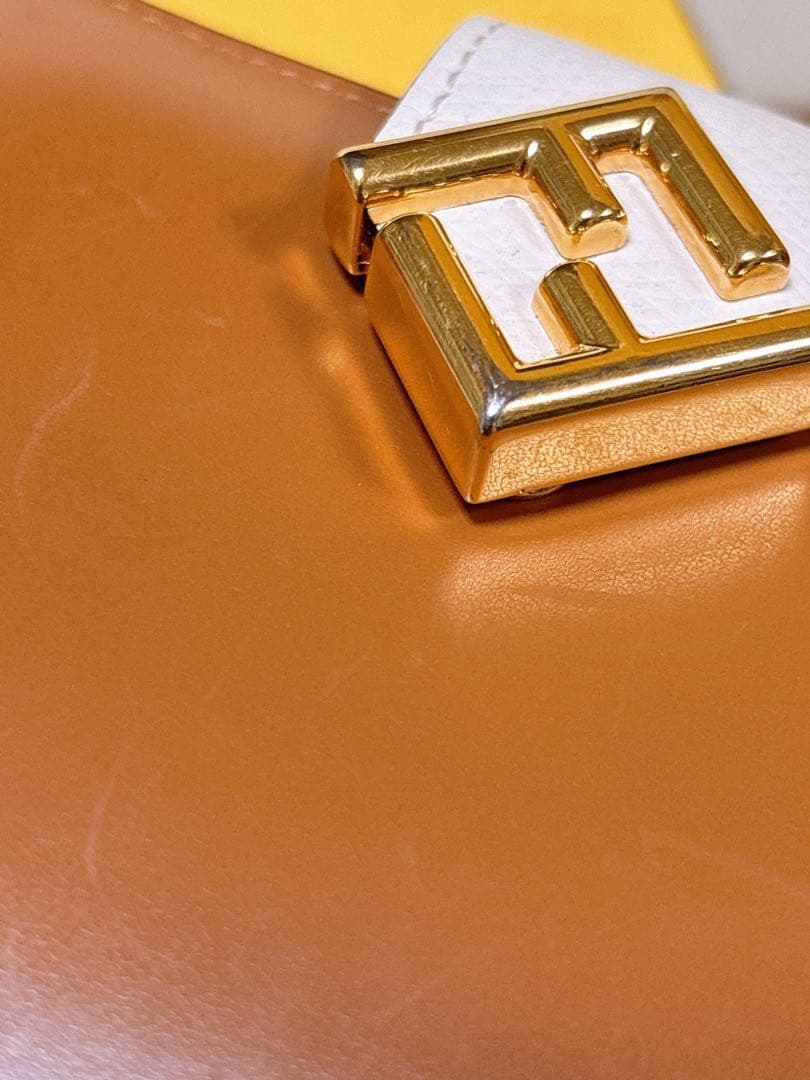 FENDI フェンディ　FFダイヤモンド　ブラウン＆カメリア　レザー 折り財布