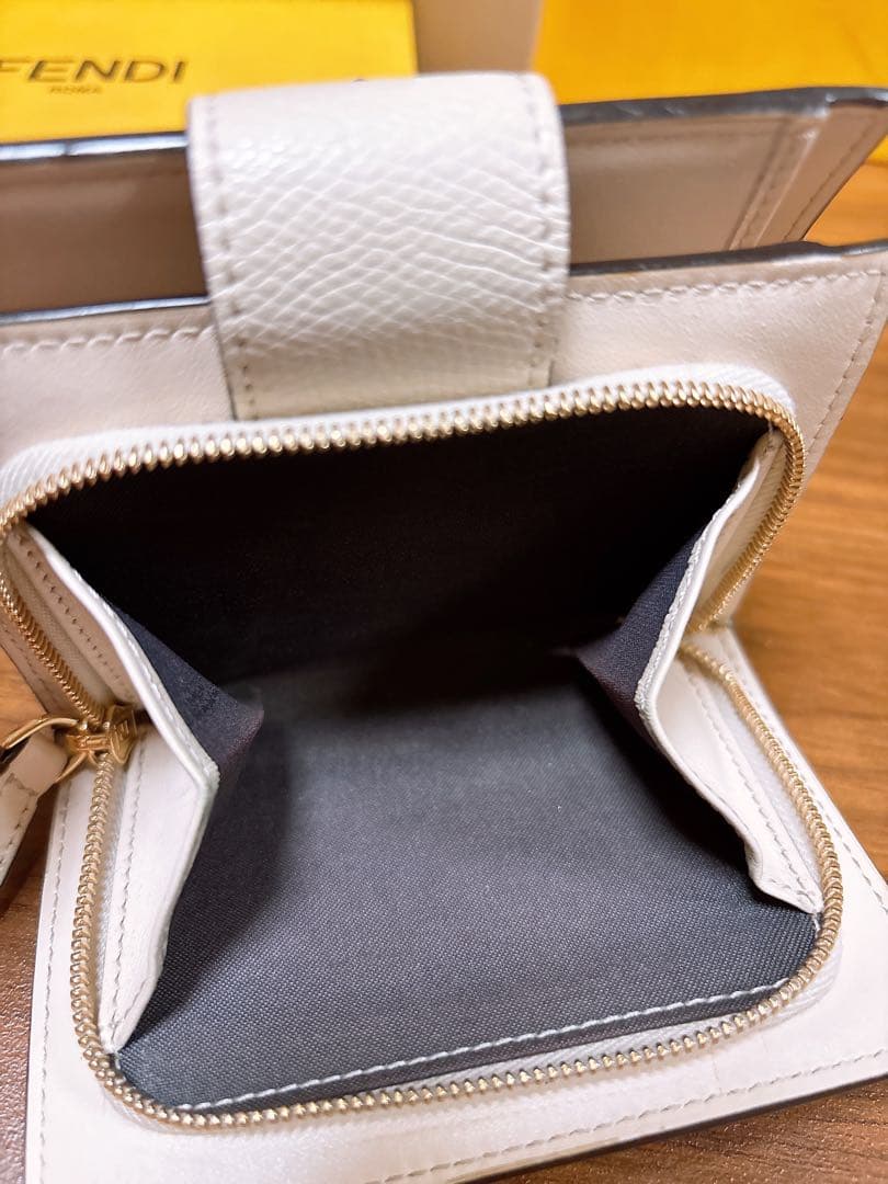 FENDI フェンディ　FFダイヤモンド　ブラウン＆カメリア　レザー 折り財布