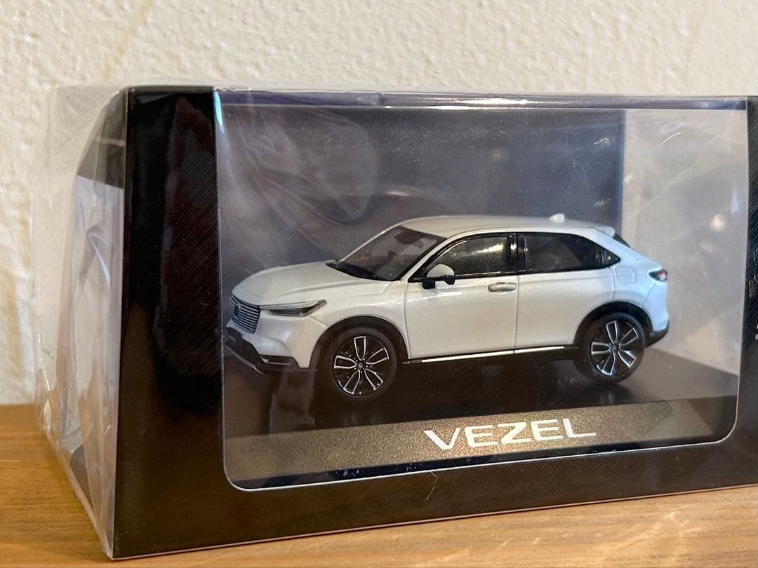 ホンダ ヴェゼル 1/43 プラチナホワイト ミニカー HJ431002SW
