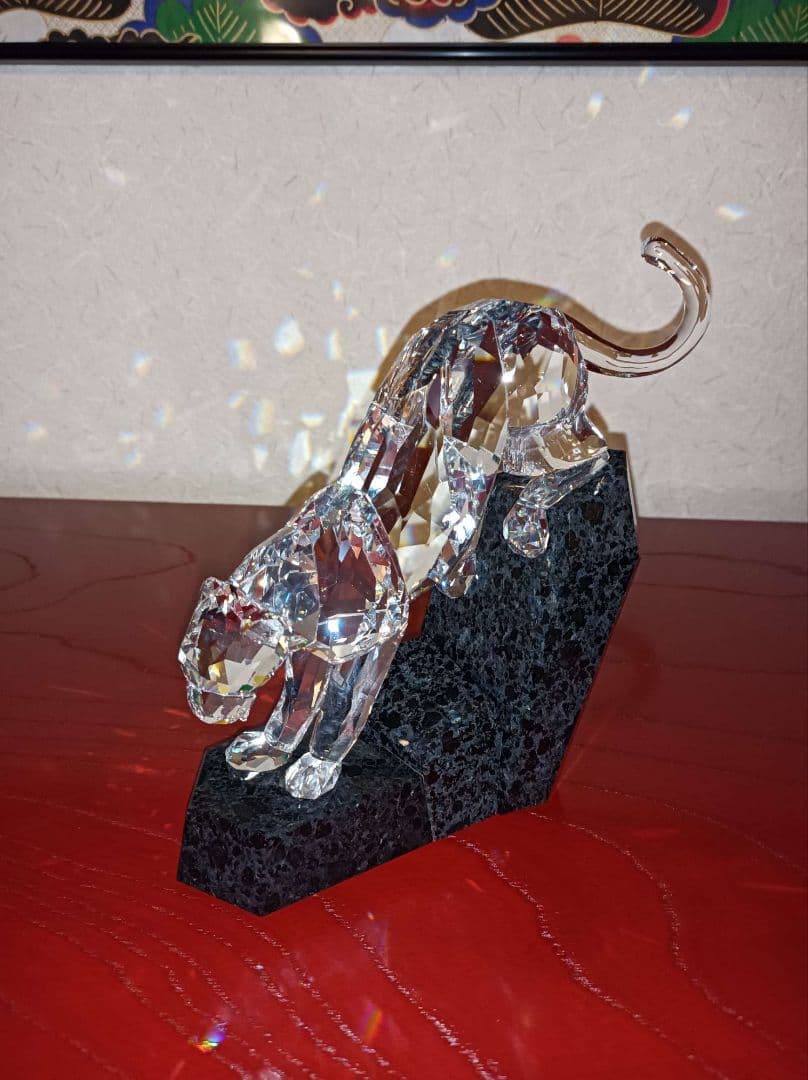 煌めくクリスタルと黒花崗岩のクールなコントラスト★スワロフスキー　フィギュリン