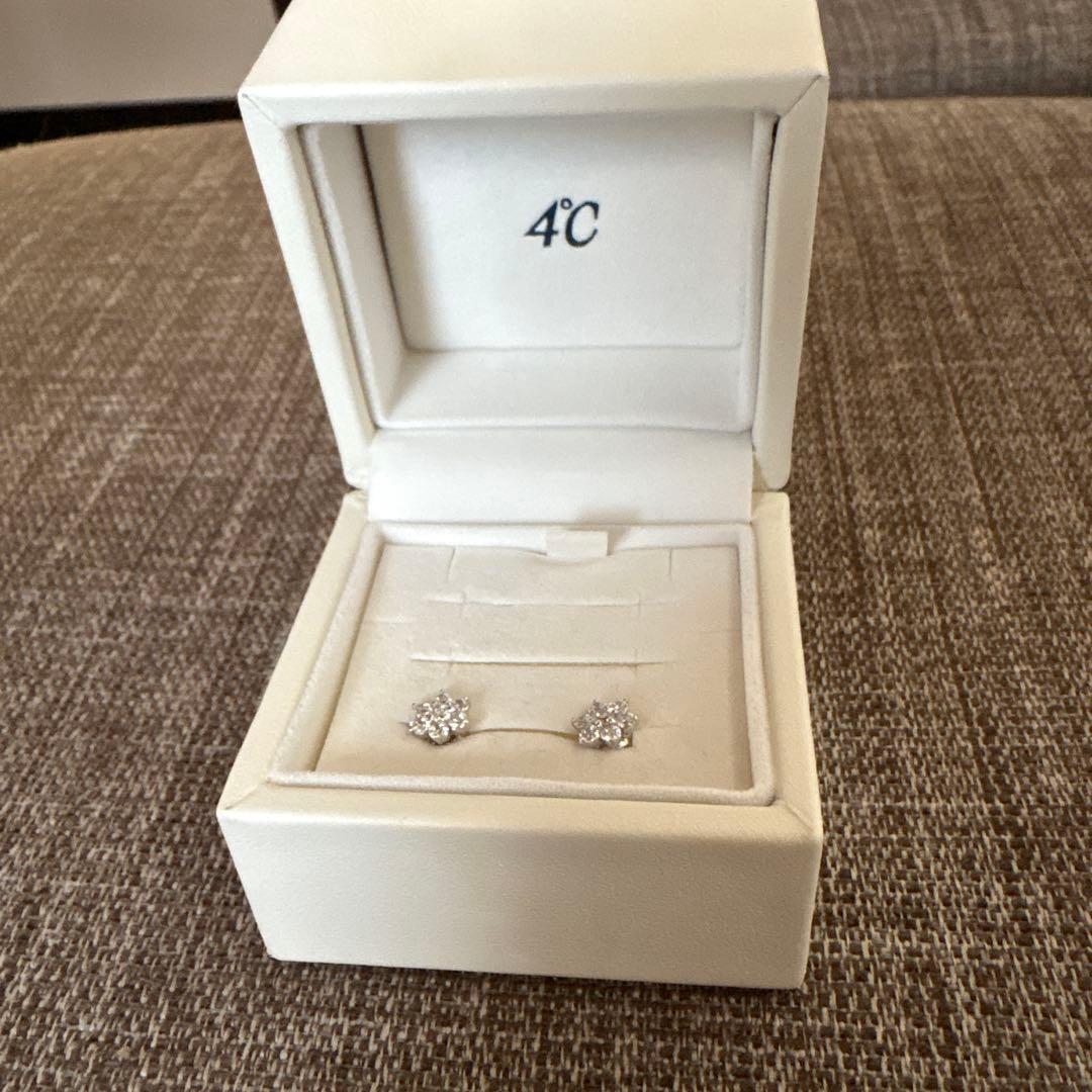 ロンすけ★プロフご覧下さい！ 　4°C K10ホワイトゴールド ピアス
