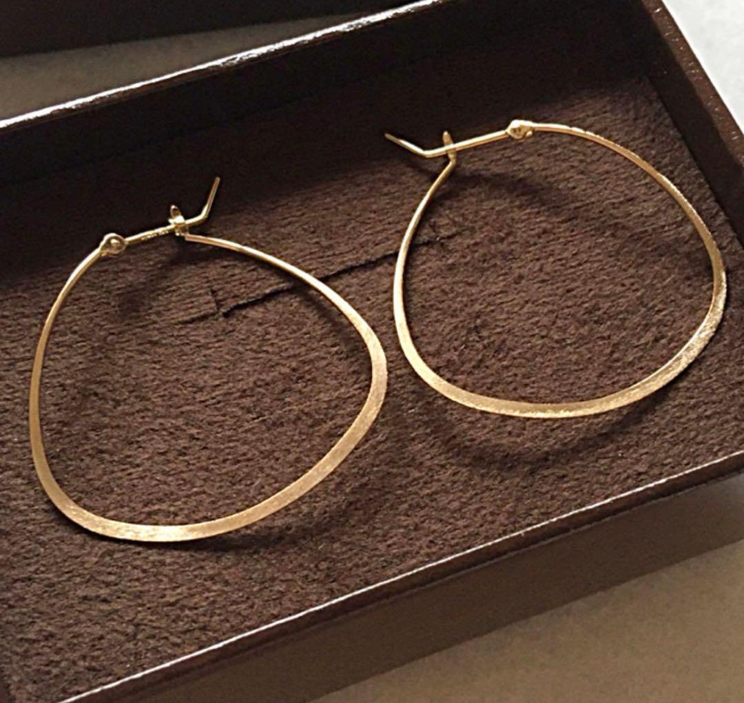 agete K10 YG ひねりオーバルフープピアス マット加工ピアス付属品付