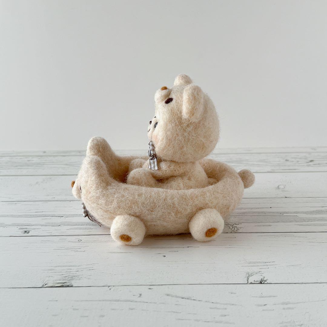 くまカーしろくまちゃん　羊毛フェルト