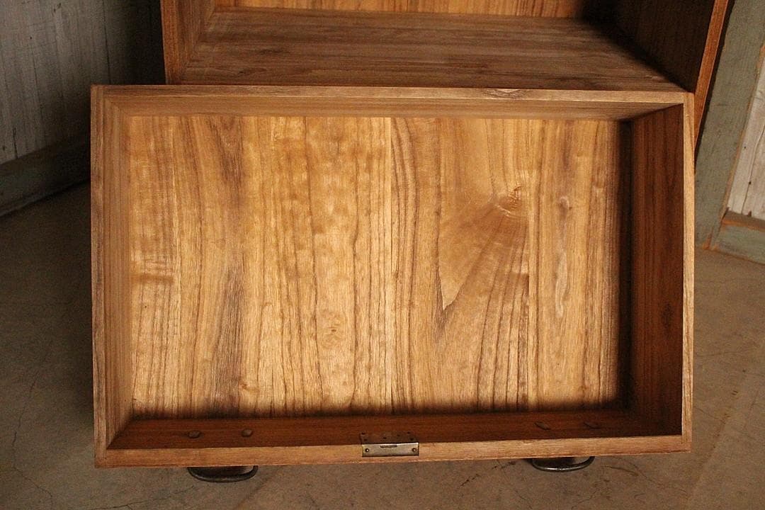 古い小ぶりな木製の引き出し7杯　タンス　チェスト　古家具