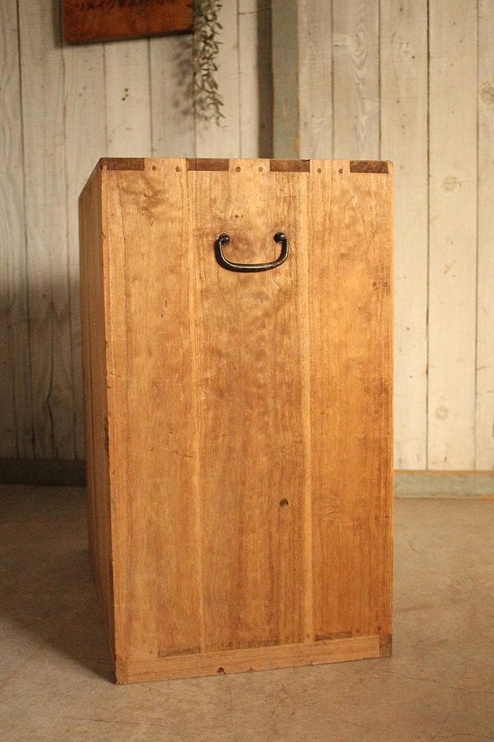 古い小ぶりな木製の引き出し7杯　タンス　チェスト　古家具