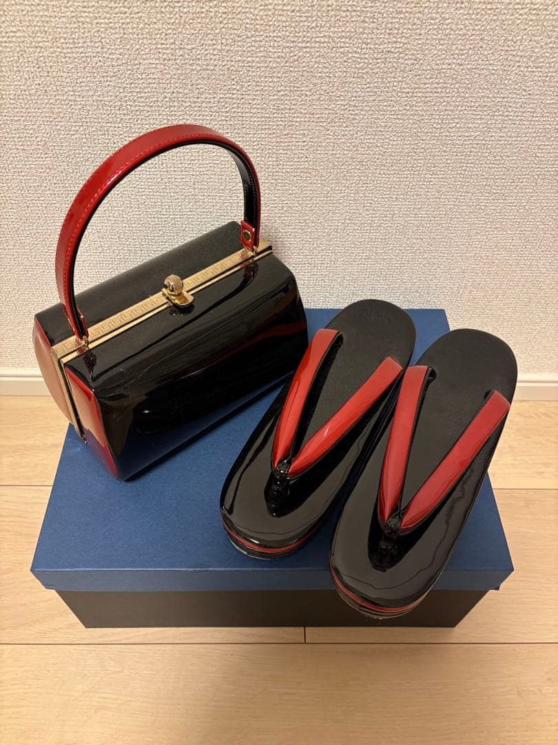 草履とバッグのセット 黒と赤