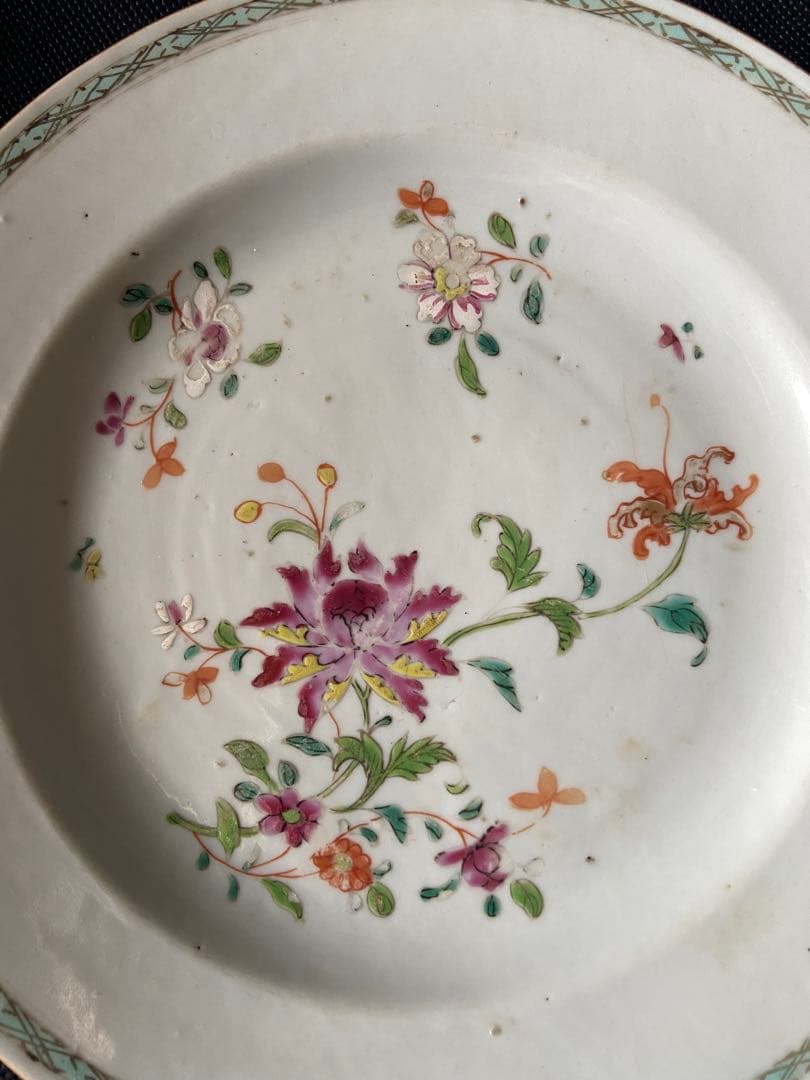 中国古美術品　清の乾隆時代　粉彩草花中皿　本物保証　23cm