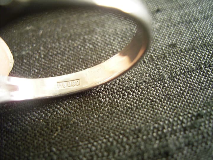 ヴィンテージプラチナ９００天然ダイヤモンドⅤ字リングダイヤ0.47ct0.25c