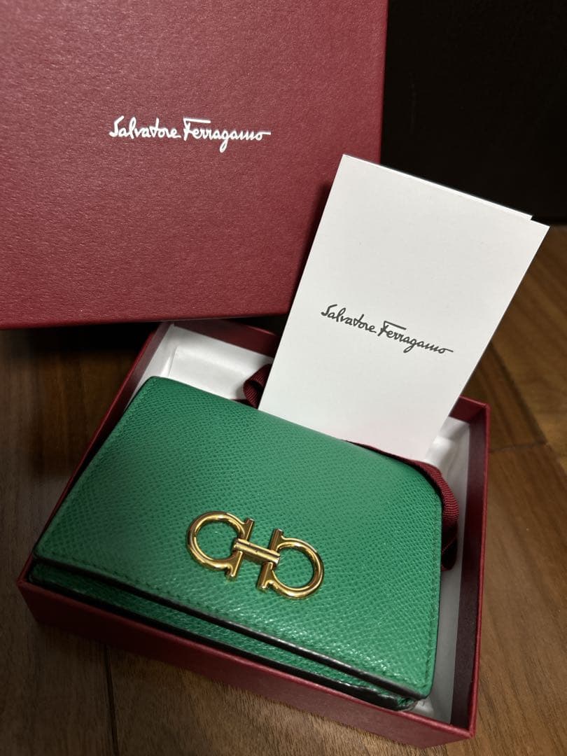 はるSalvatore Ferragamo 二つ折り財布
