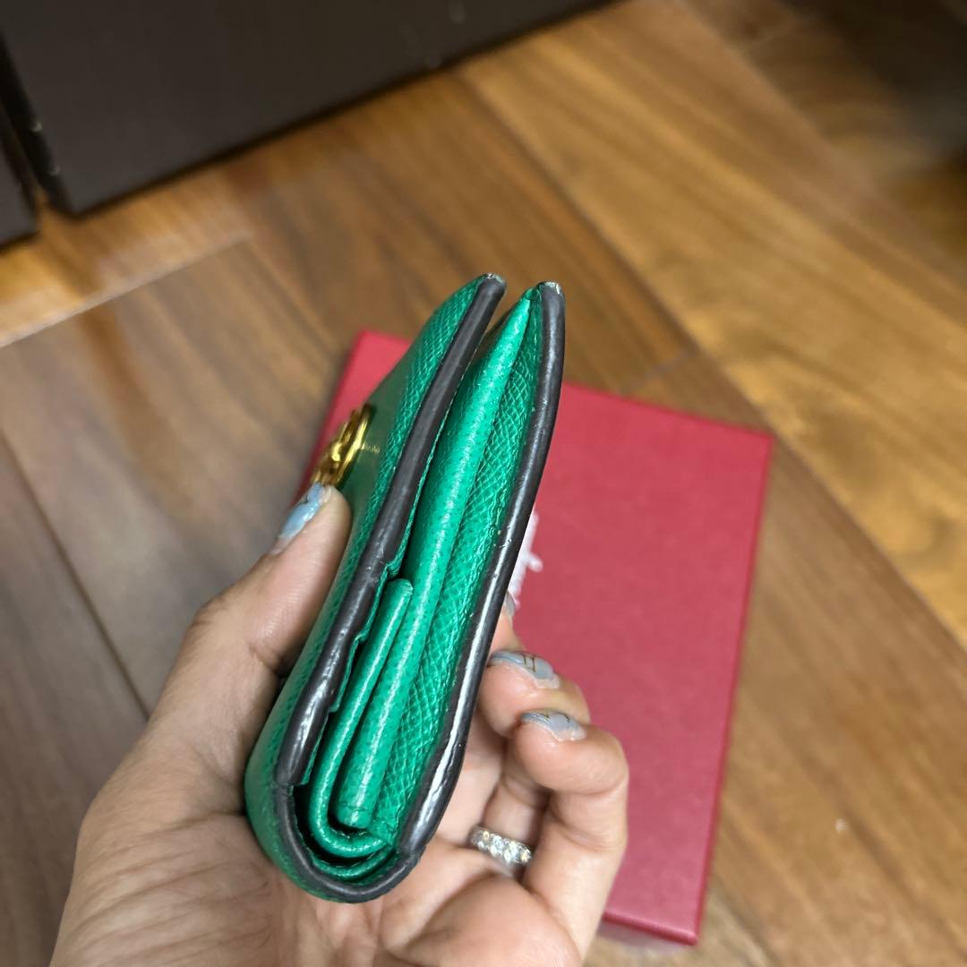 はるSalvatore Ferragamo 二つ折り財布