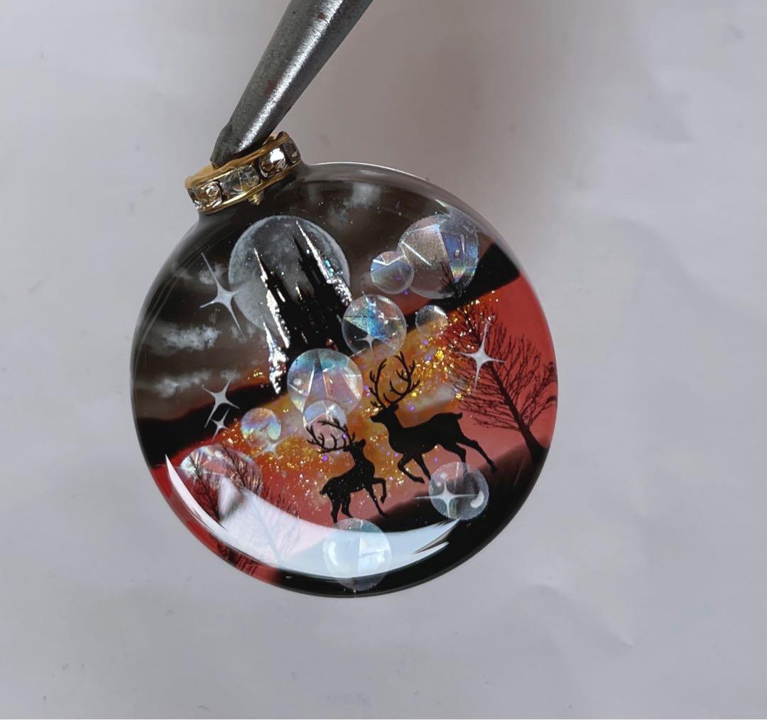 レジン/幻想のお城と親子鹿　蓄光　オルゴナイトネックレス