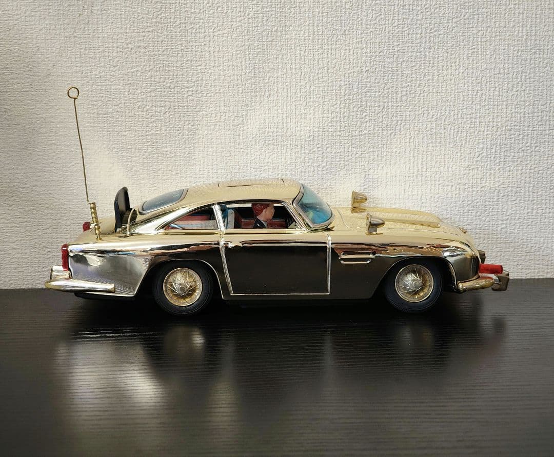 ギルバード　アストンマーチン　007　ジェームズ・ボンド