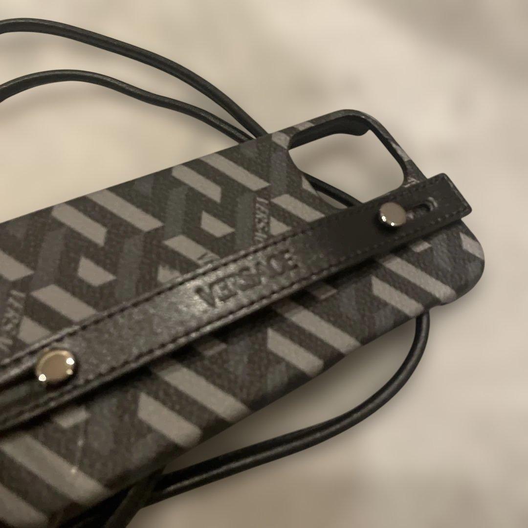 ベルサーチ！幾何学模様 ストラップ付き　iPhone12 ケース