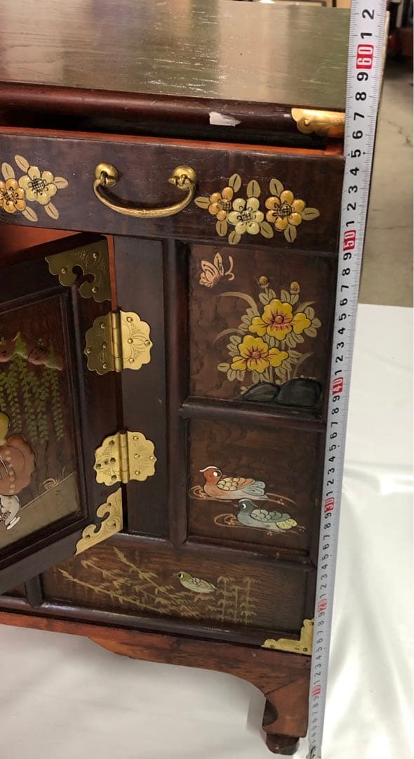 も*ん様 業者買取品！李朝家具 魚型錠前 手描き人物図 モリジャン 箪笥 飾り棚
