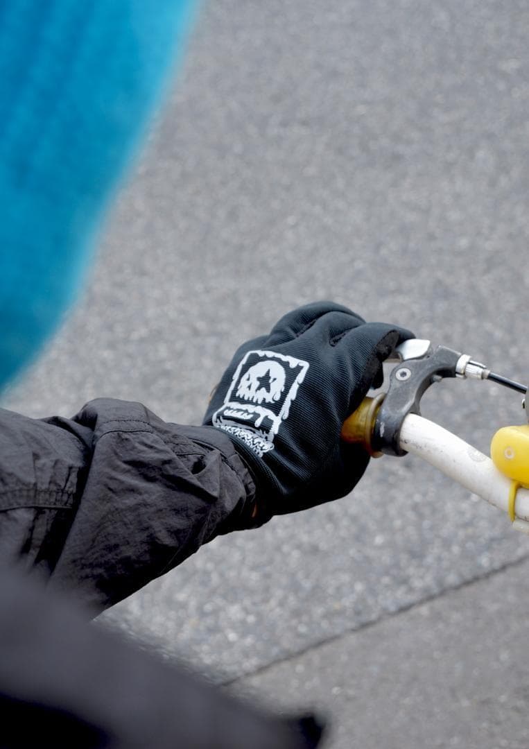 新品　サンタクルーズ x MxMxM スクリーミングハンドグローブ　黒青