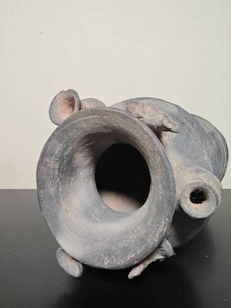 須恵器　装飾付き子持ち台付壺