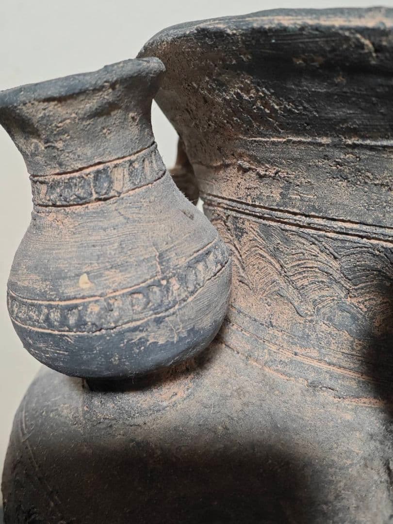 須恵器　装飾付き子持ち台付壺