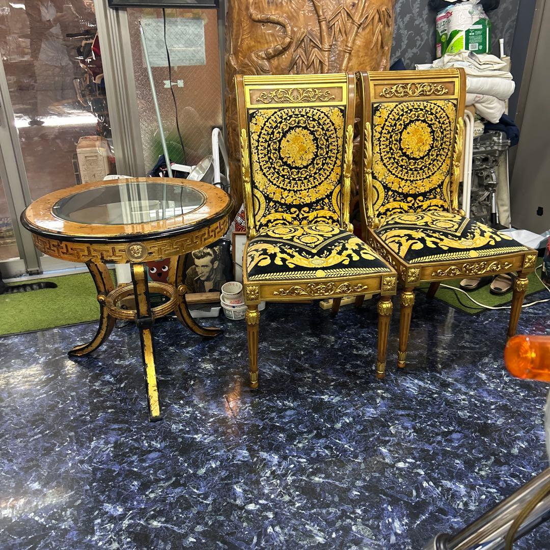 ベルサーチ　クラシックな金色と黒の家具セット