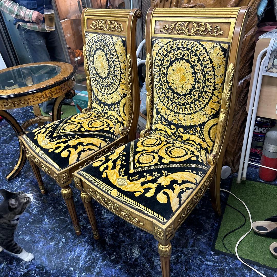 ベルサーチ　クラシックな金色と黒の家具セット