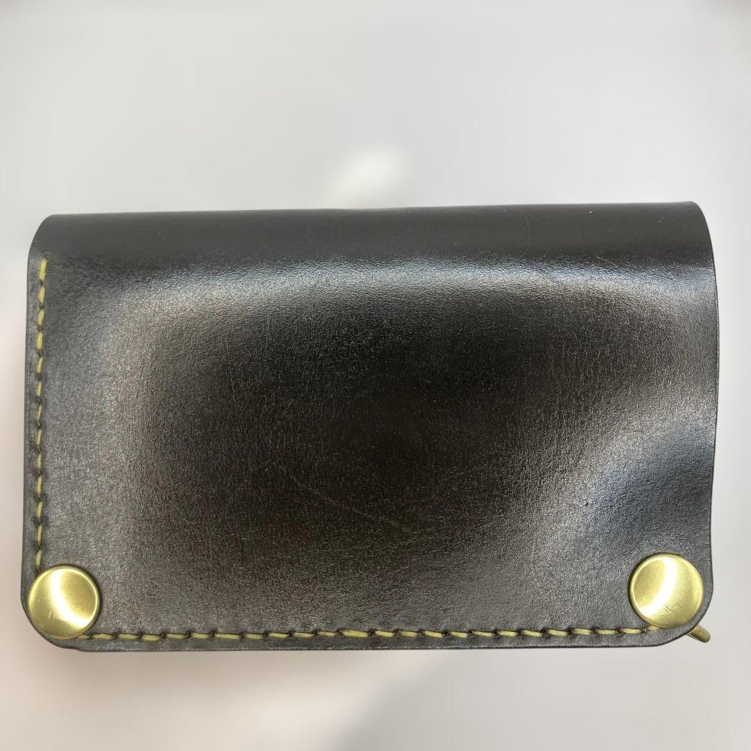 お札折らずに収納できる無骨な手染めミドルトラッカーウォレット BTW