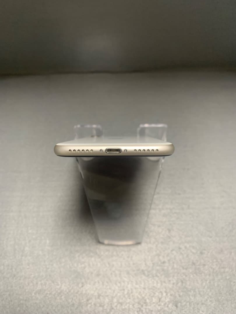 美品 国内版 SIMフリー iPhoneSE 第3世代 64GB スターライト色