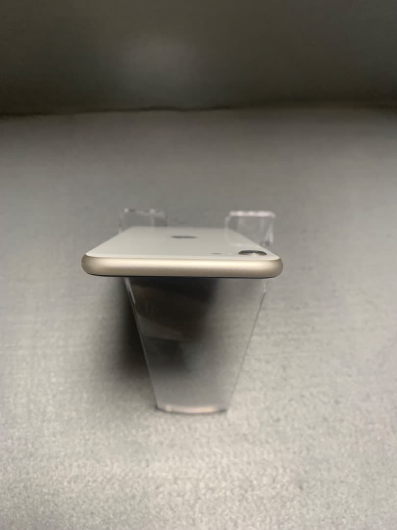 美品 国内版 SIMフリー iPhoneSE 第3世代 64GB スターライト色