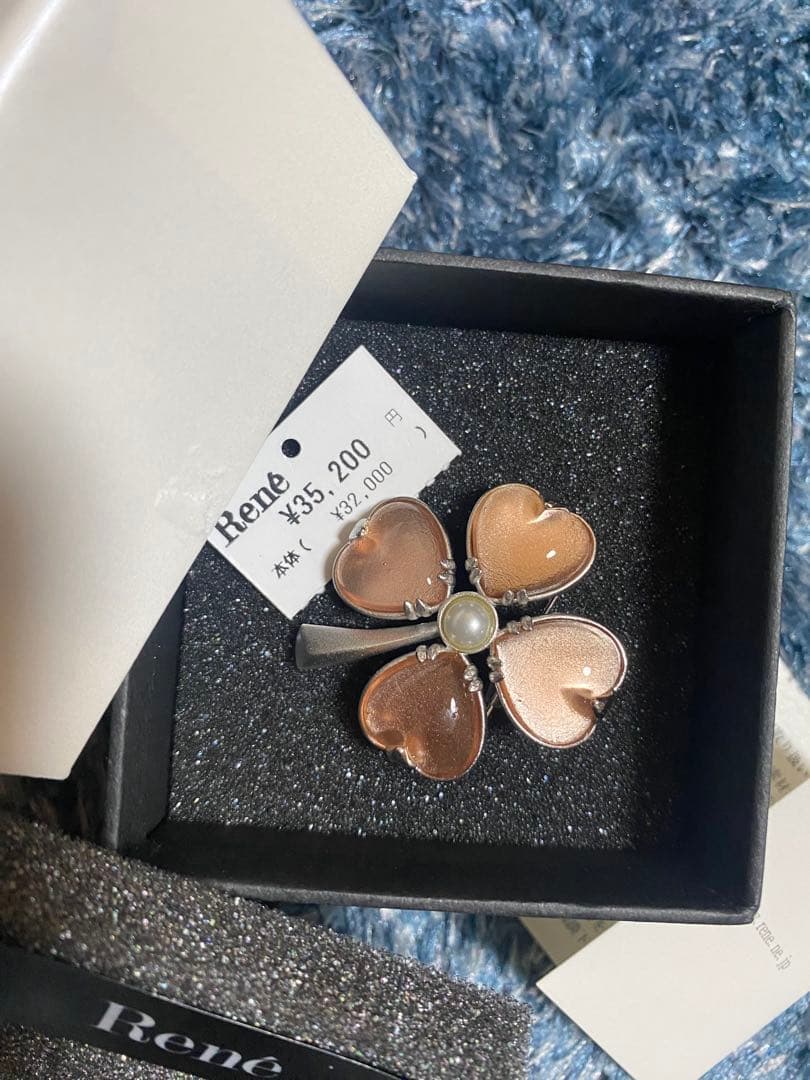 新品未使用Rene ブローチ
