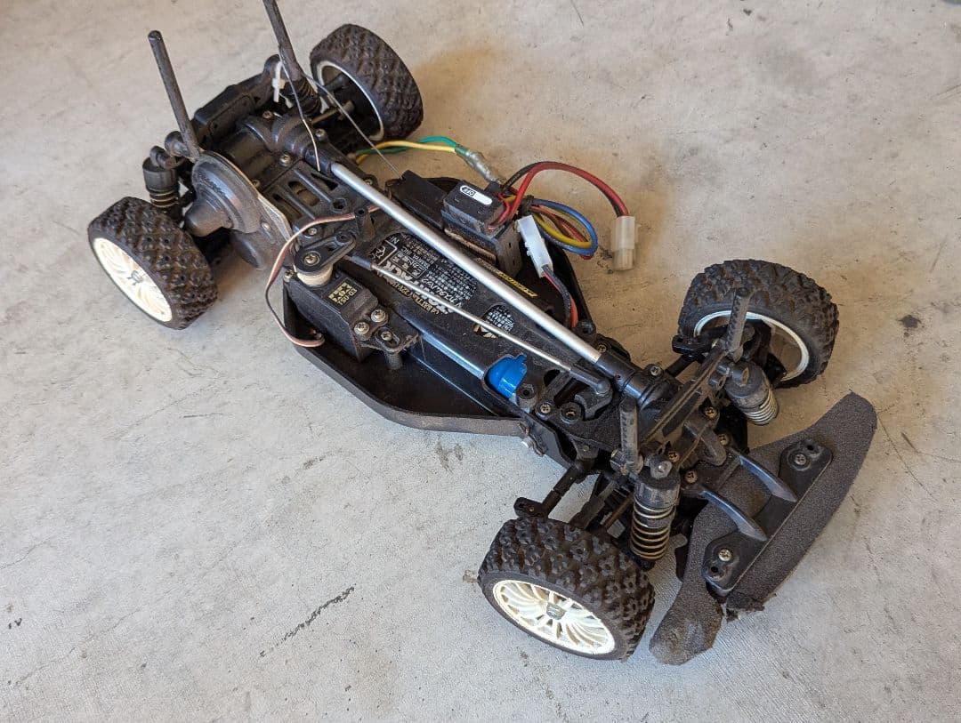 ホビーラジコン ブラックシャーシ ホワイトホイール