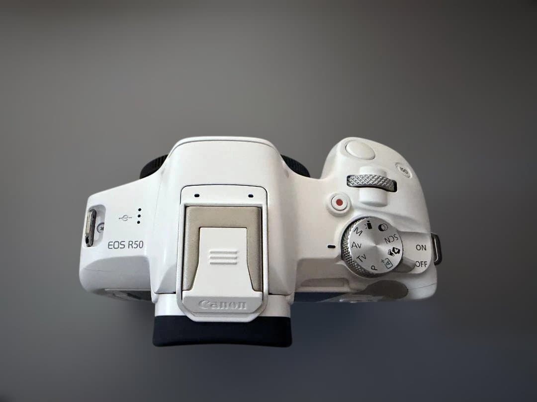 ショット数約1,100回　EOS R50 ホワイト