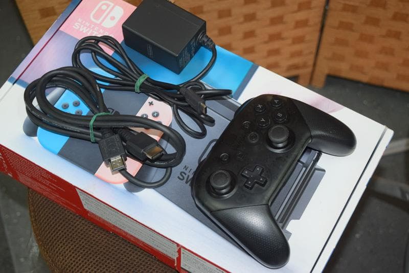 ニンテンドー Switch/スイッチ本体(ブラック) HAC-001＆プロコン