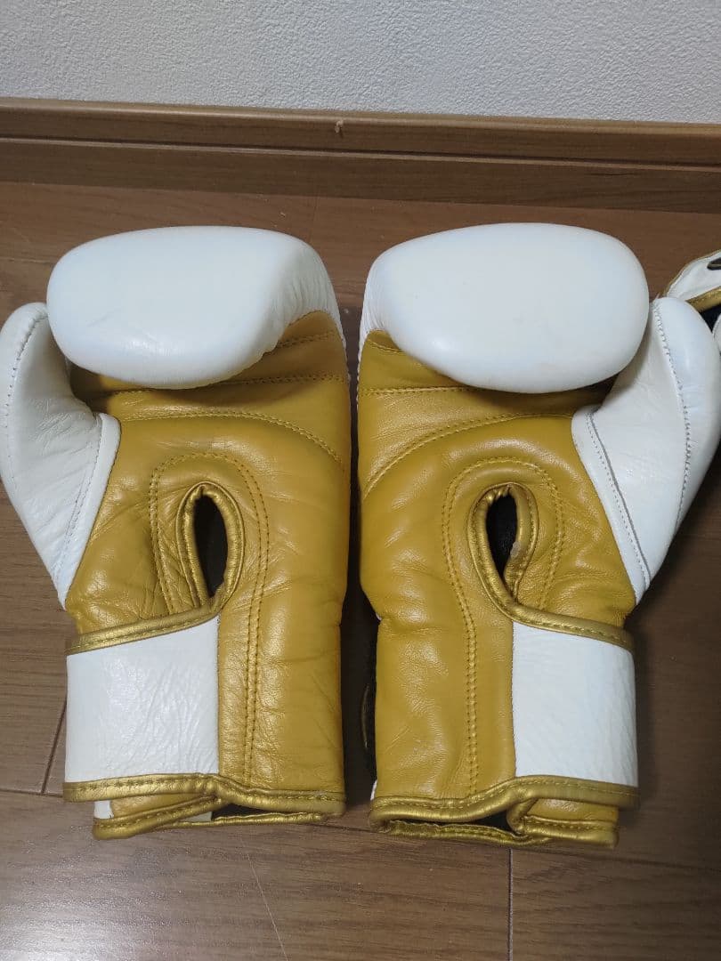 ボディメーカーボクシンググローブ 4個セット ホワイト ブラック