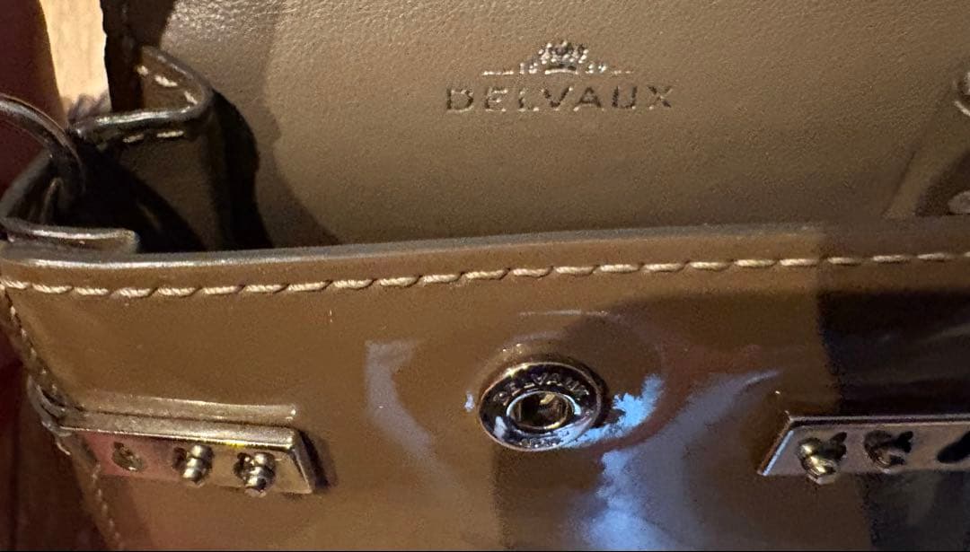 DELVAUX デルヴォー タンペート エナメルレザー エトゥープ チャーム