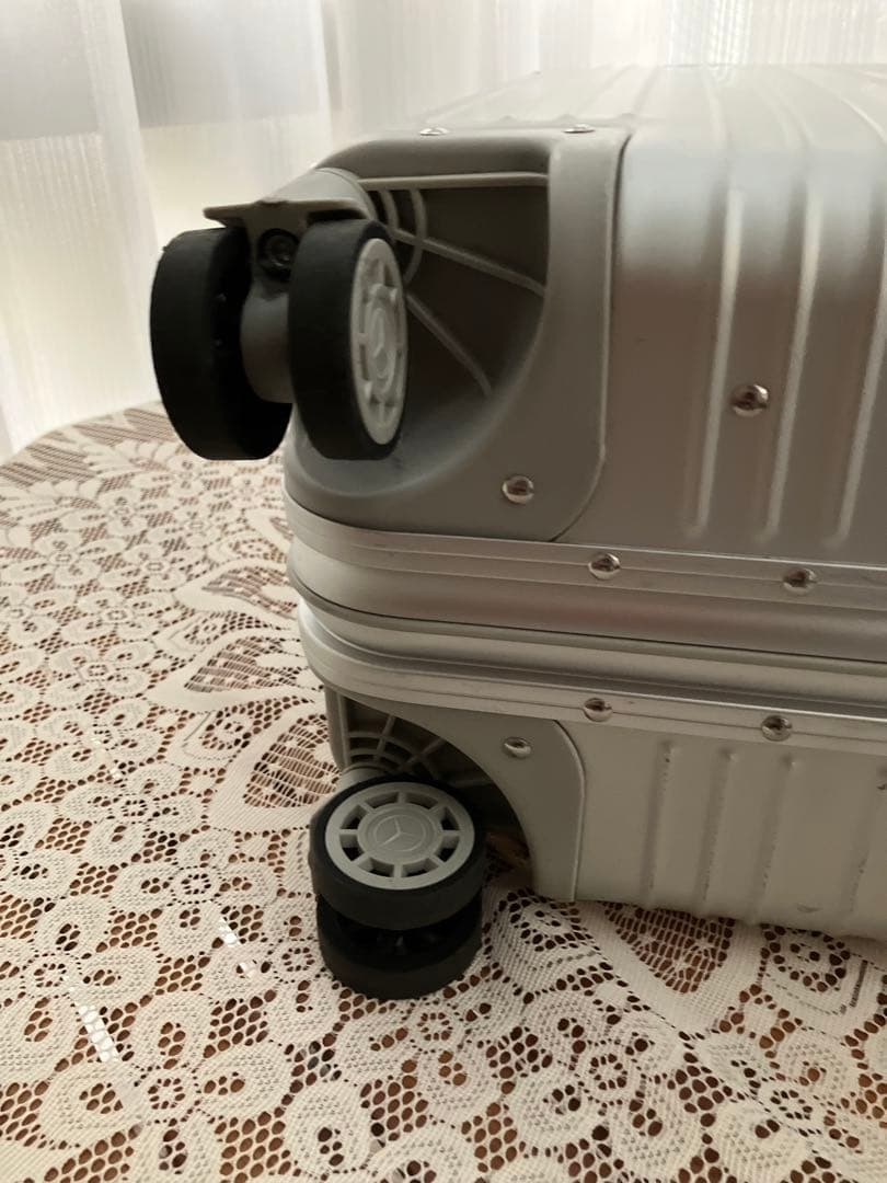メルセデスベンツ　スーツケース　キャリーケース 4輪　シルバー　32リットル
