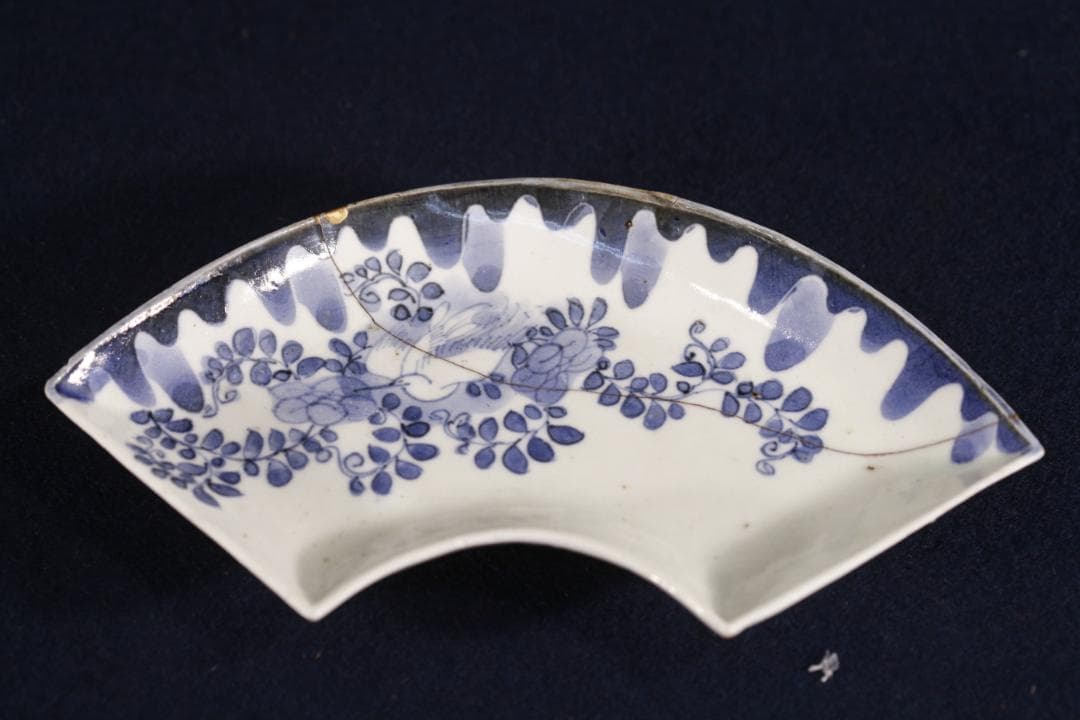 304　藍九谷染付扇面型藤鷺図中皿　江戸前期