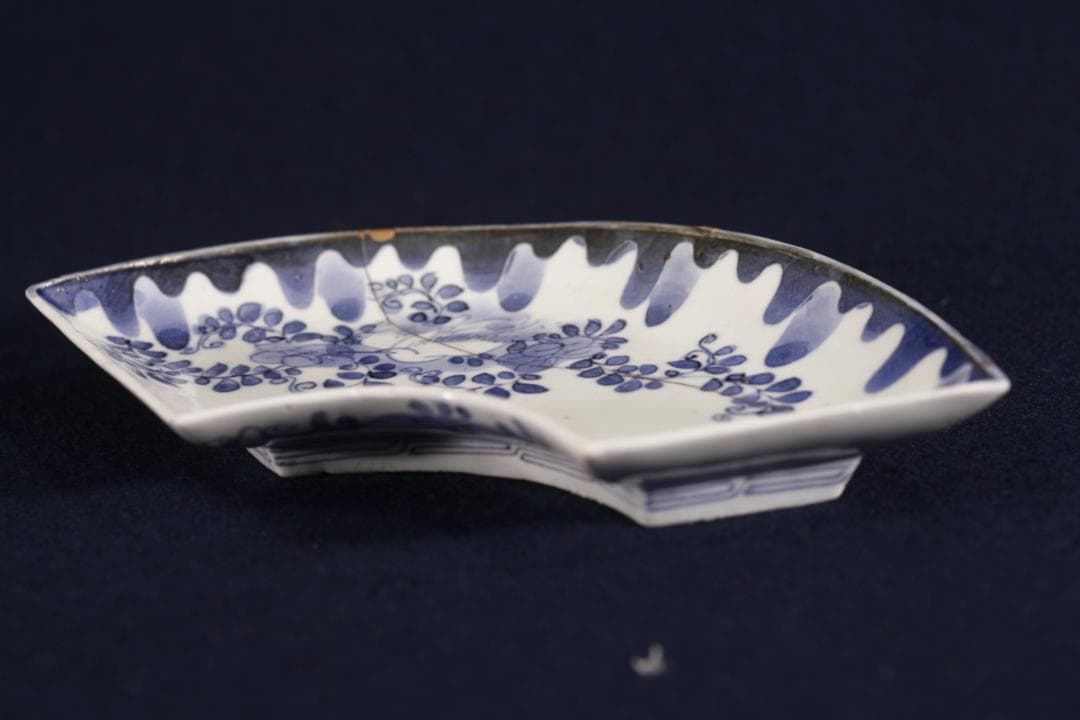 304　藍九谷染付扇面型藤鷺図中皿　江戸前期