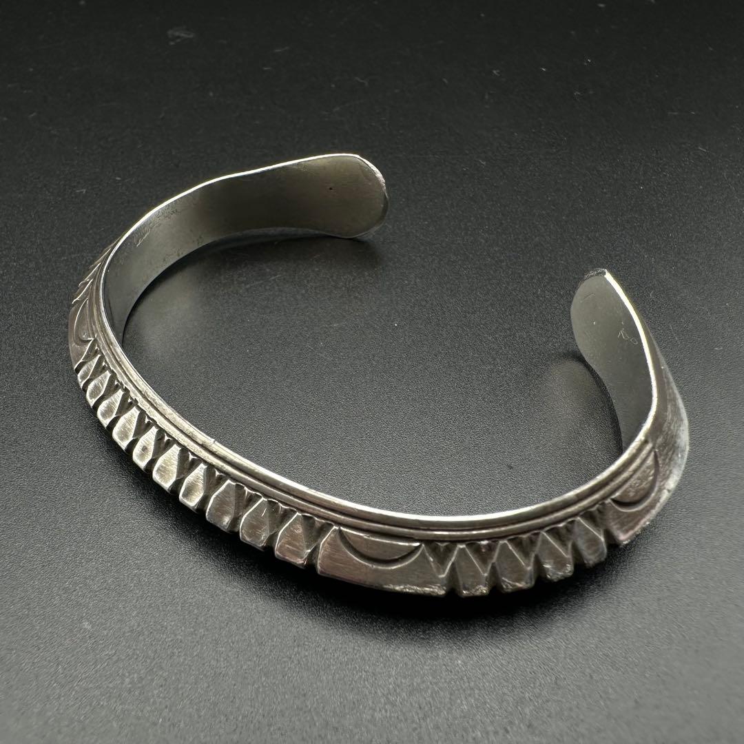 Navajo Wylie Secatero スタンプワーク トライアングバングル