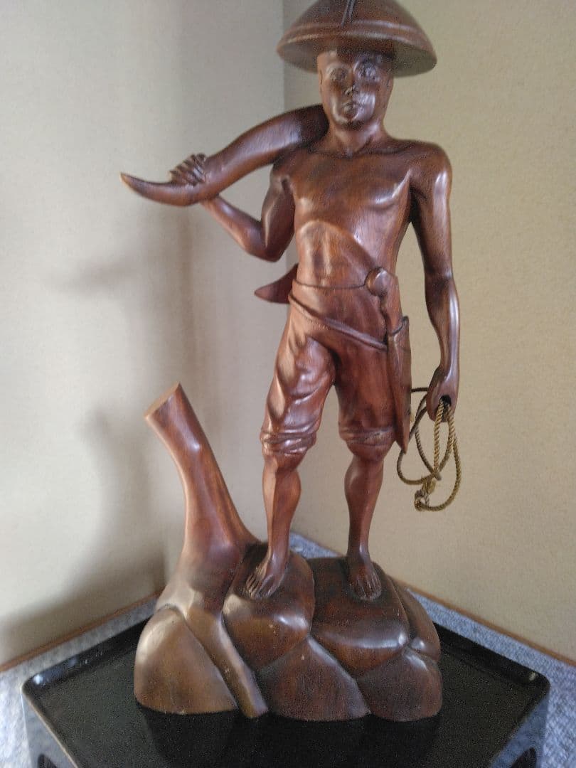 木製男性彫刻 　フィリピンの工房で