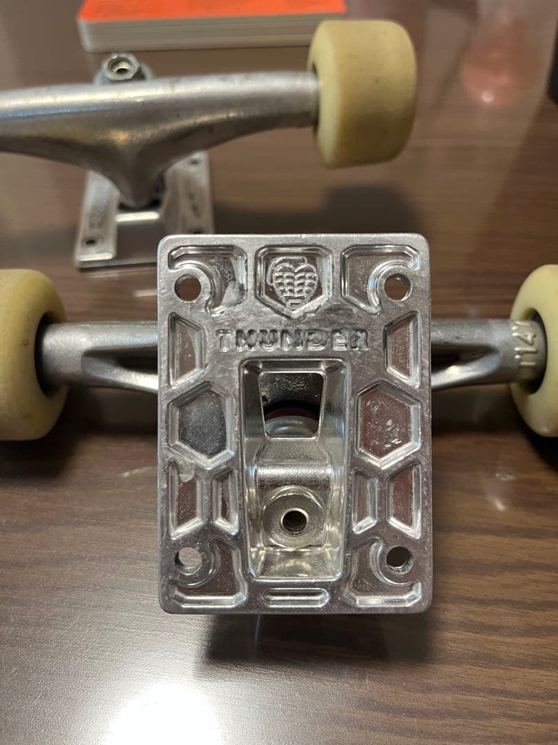 Thunder スケートボード トラック　147 チタニウム