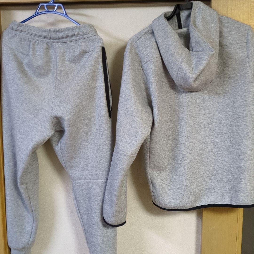 NIKEテックフリースグレー