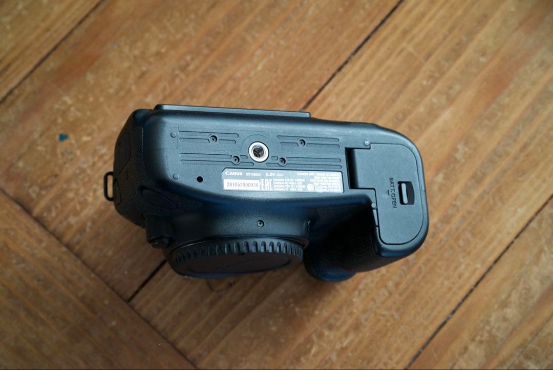 野*中様 中古　Canon EOS 6D mark II本体 バッテリー2個　チ