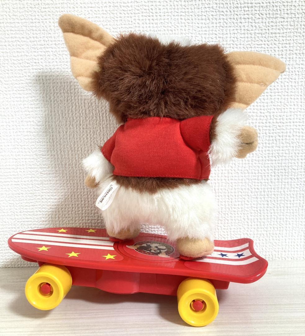 くるくるスケートボードキズモ ぬいぐるみ グレムリン スケボー