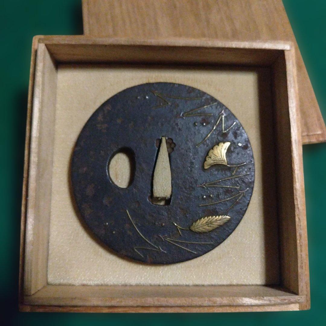 鉄製鍔 金の葉模様 象嵌