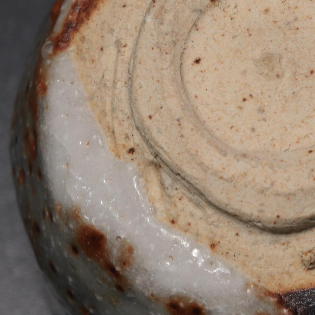 【ぐい呑・盃】 ねずみ志野 ぐい呑み 加藤春鼎作　共箱　R1189ダU