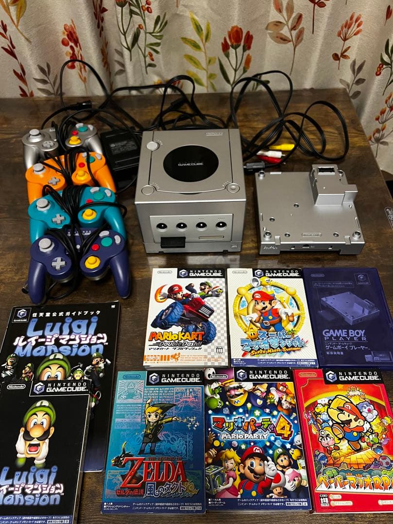 GAMECUBE本体、ソフト6本、ゲームボーイプレイヤー、コントローラ4セット