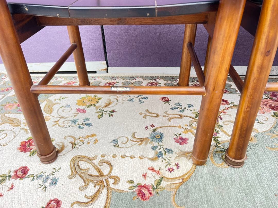 オールドカリモクコロニアルダイニングテーブルと椅子、馬車の彫刻入り